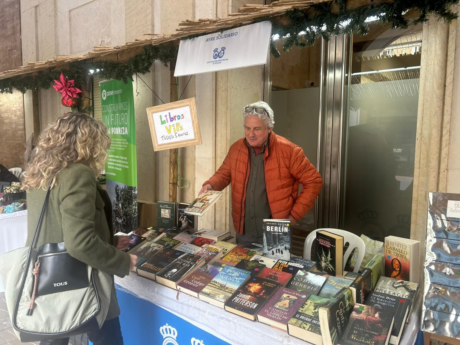 El stand de Ayre Solidario en los soportales de la Diputación.