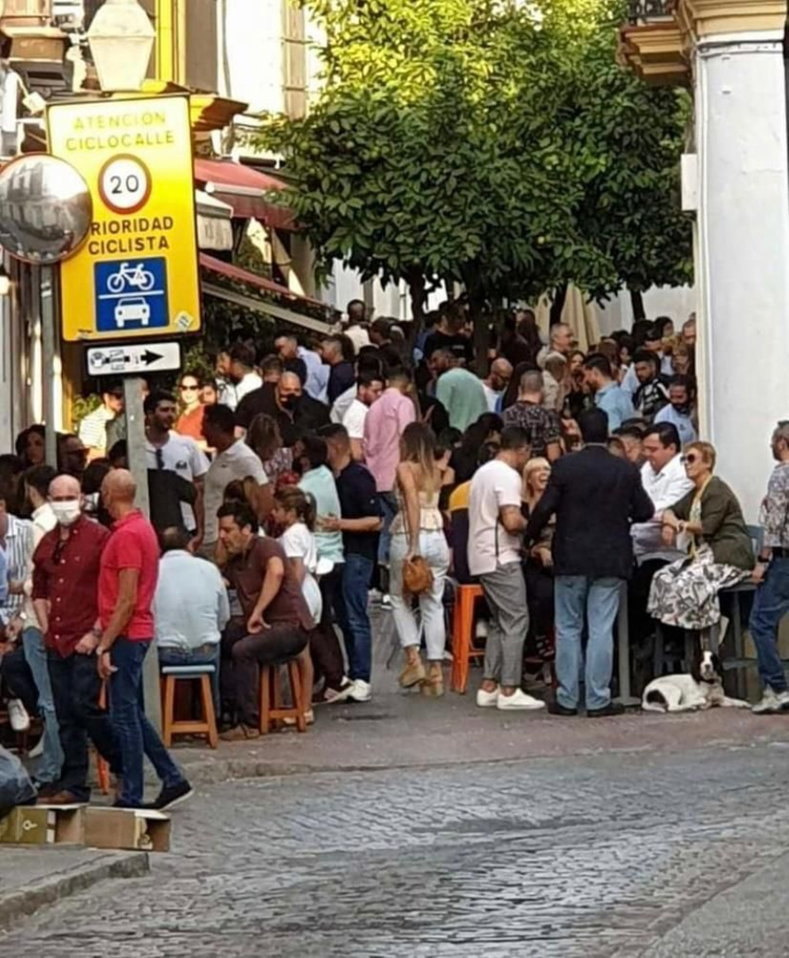 Ambiente en la calle San Pablo en el centro, en una imagen difundida este domingo por redes sociales.