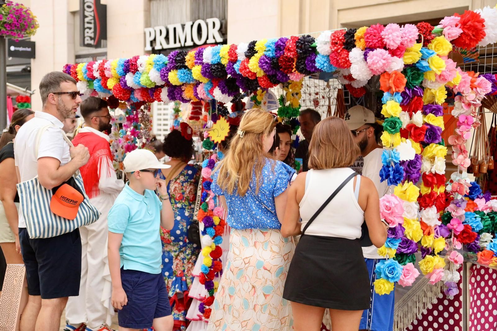 La fiesta en las calles del Centro de Málaga este domingo de Feria, en imágenes