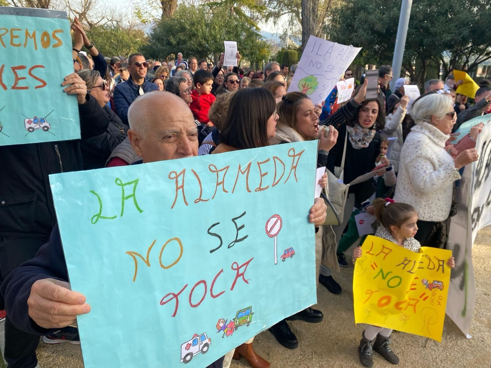 Manifestación en La Alameda contra el paso de ambulancias
