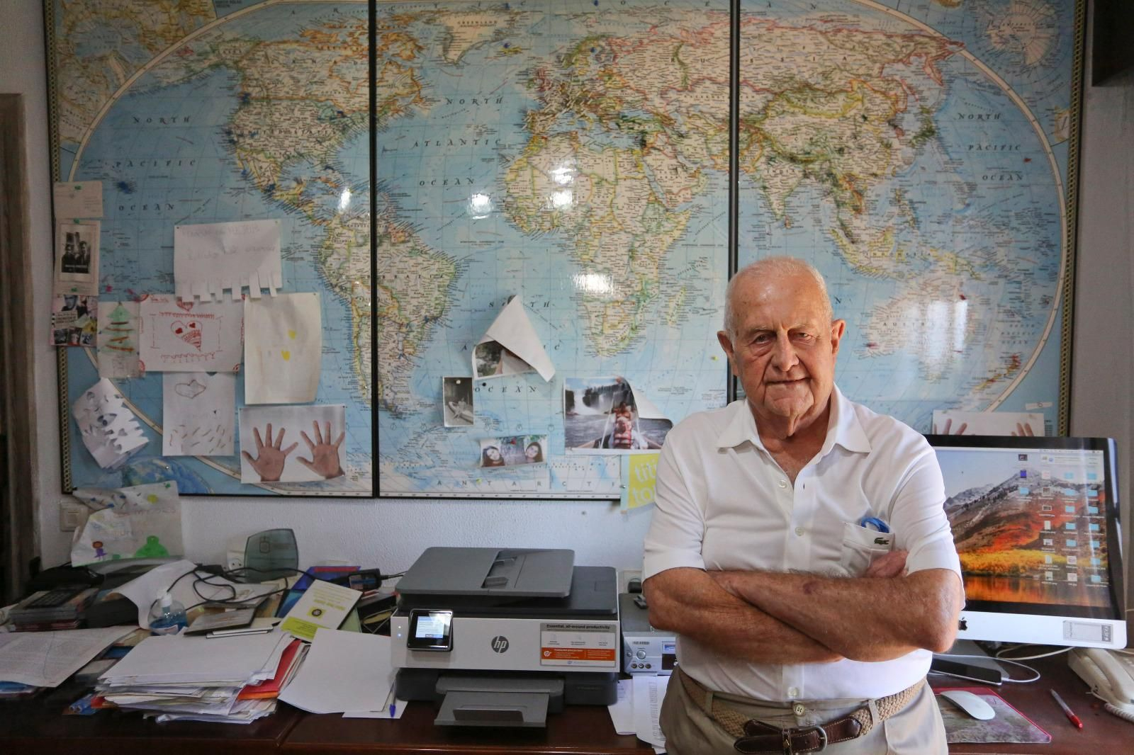 En el mapamundi de su despacho se encuentran señalados los países por los que ha viajado; entre ellos, las sedes olímpicas de los últimos 60 años.