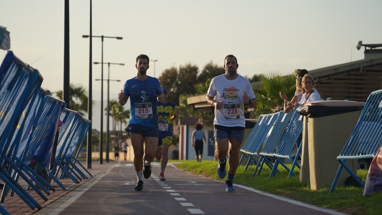 Dos corredores, en plena competición en Almerimar.