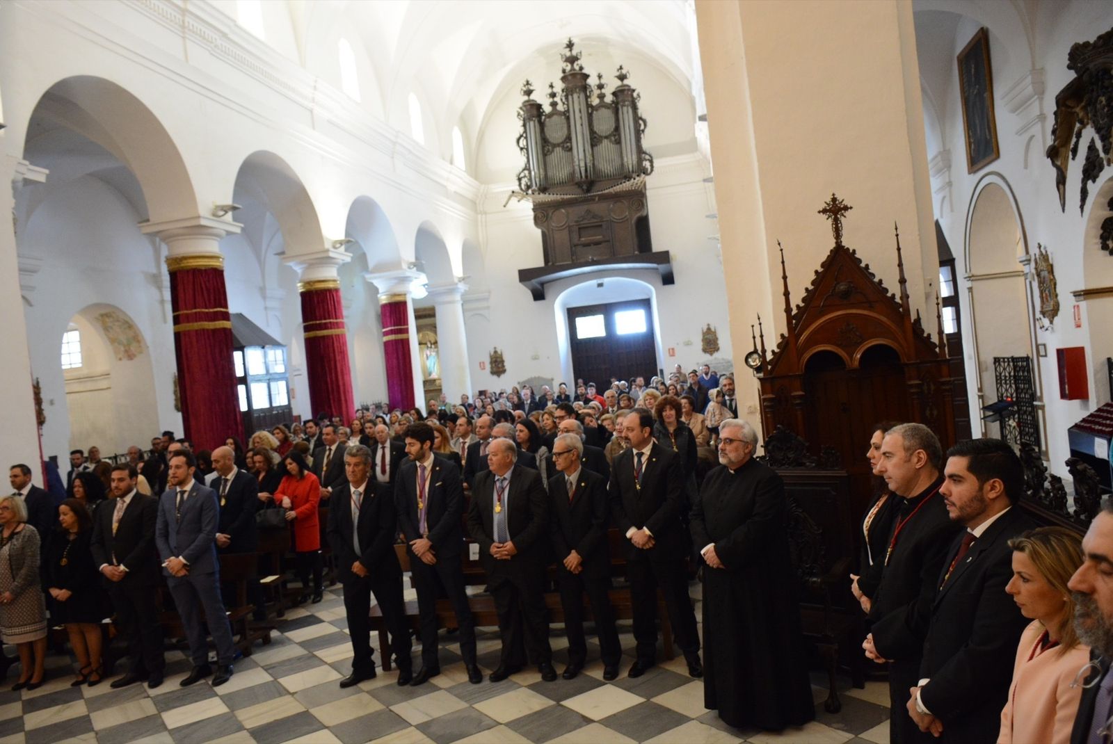 1. Los bancos de la parroquia Santa María Coronada de San Roque, abarrotados de público durante el pregón de la Semana Santa, ayer . 2. Juan Pedro Varo, con un retrato suyo, obsequio de la Junta Local de Hermandades y Cofradías . 3. El pregonero en el altar, junto a la asociación musical Pintor Manuel Reiné, que acompañó su intervención.