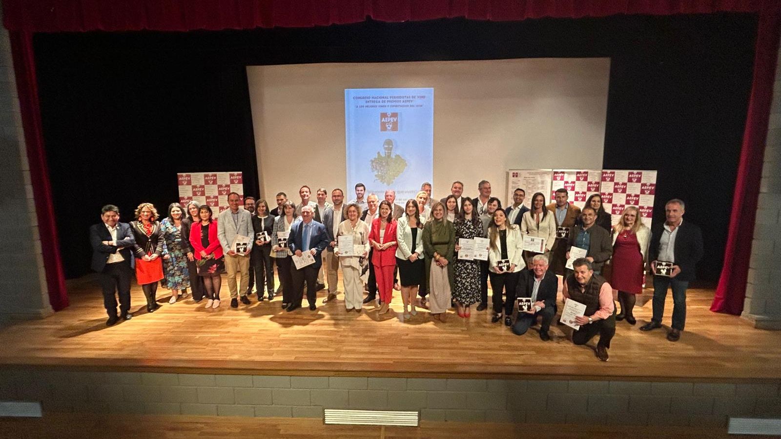 Foto de familia de los premiados.