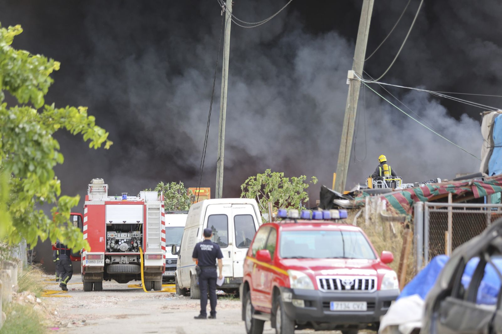 Fotos del incendio de varios vehículos en un aparcamiento de caravanas del polígono Guadalhorce