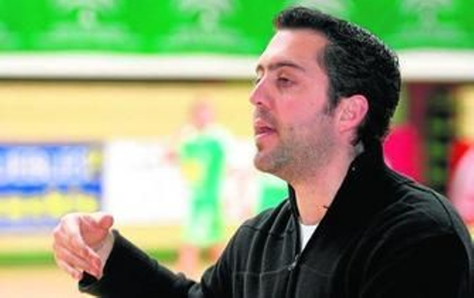 El técnico malagueño Curro Lucena da instrucciones durante un partido, en su etapa como entrenador del Aguas Sierra Cazorla.