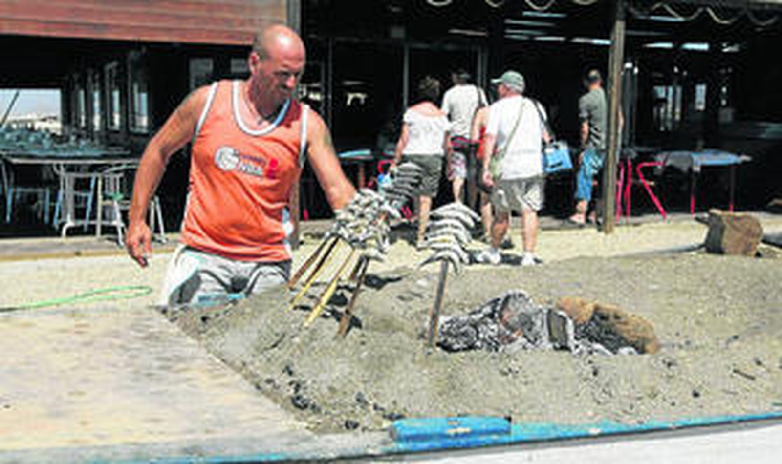 Asando sardinas en la barca de uno de los chiringuitos de Cabo de Gata.