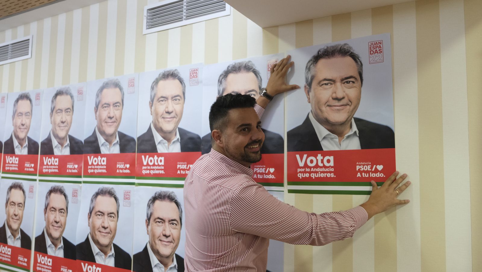 Imágenes del inicio de campaña electoral andaluza con la pegada de carteles.