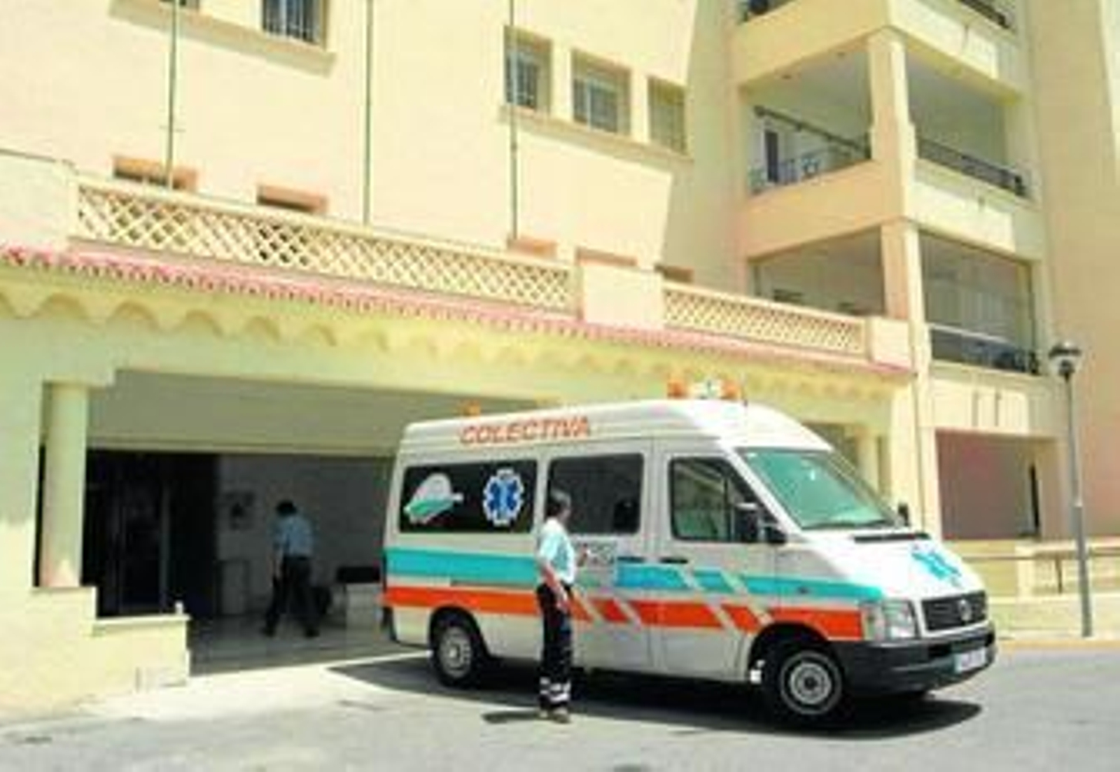 Una ambulancia, en la entrada del Hospital Vázquez Díaz.