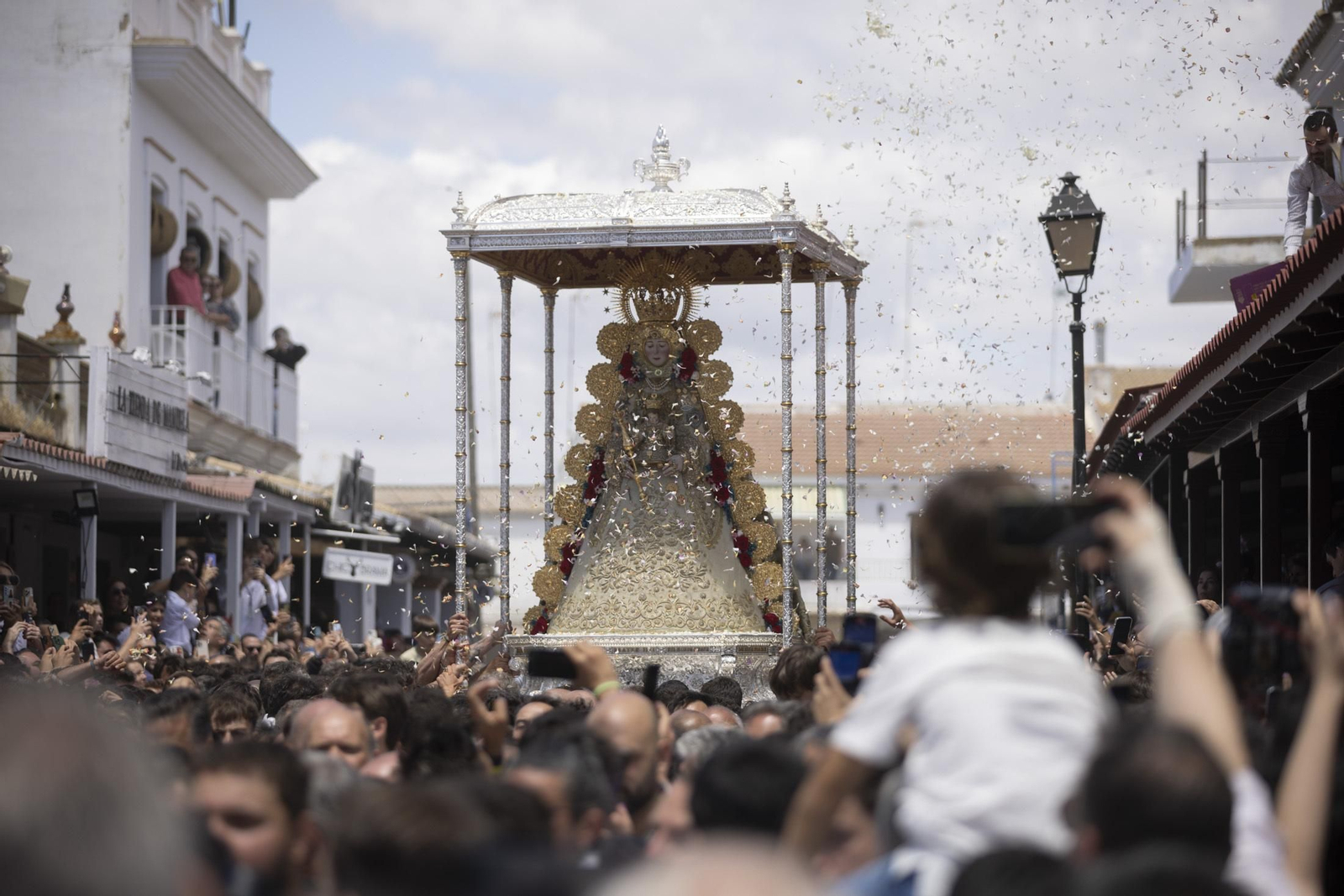 Las mejores imágenes de la procesión de la Virgen del Rocío en la aldea