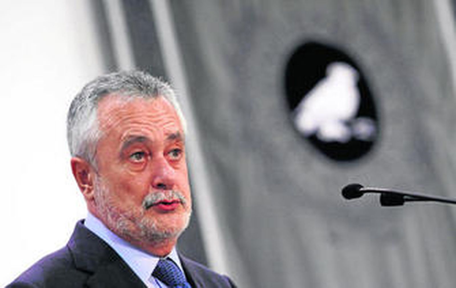 El presidente de la Junta de Andalucía, José Antonio Griñán, ayer, durante la inauguración del curso universitario.