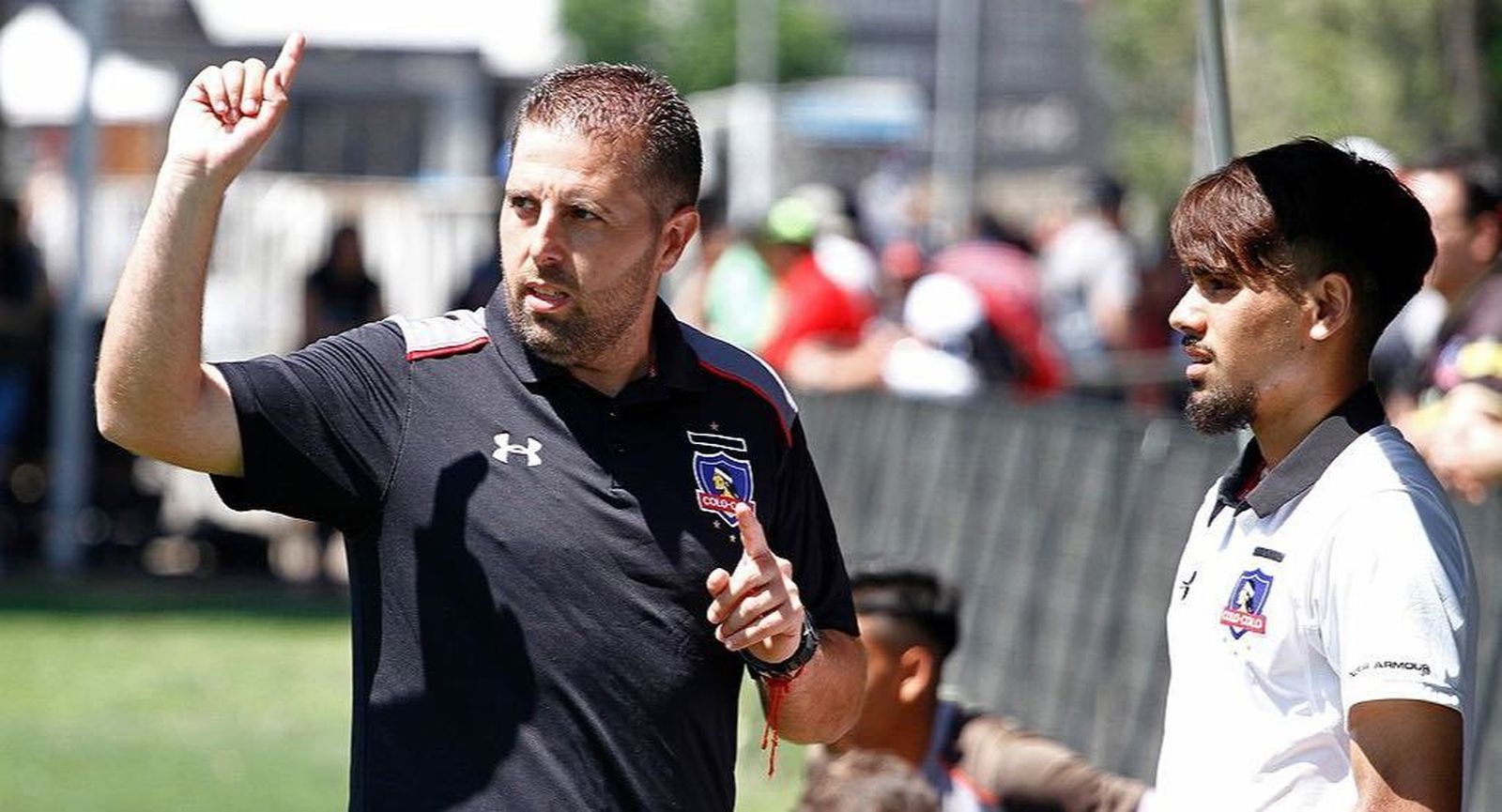 El sevillano Manuel Crespo, dando indicaciones a un futbolista del equipo filial de Colo Colo.