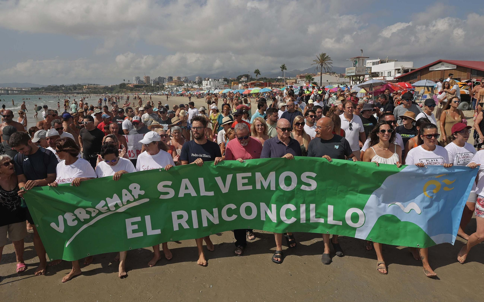 Fotos de la manifestación de la plataforma Salvemos El Rinconcillo y el grupo ecologista Verdemar en Algeciras