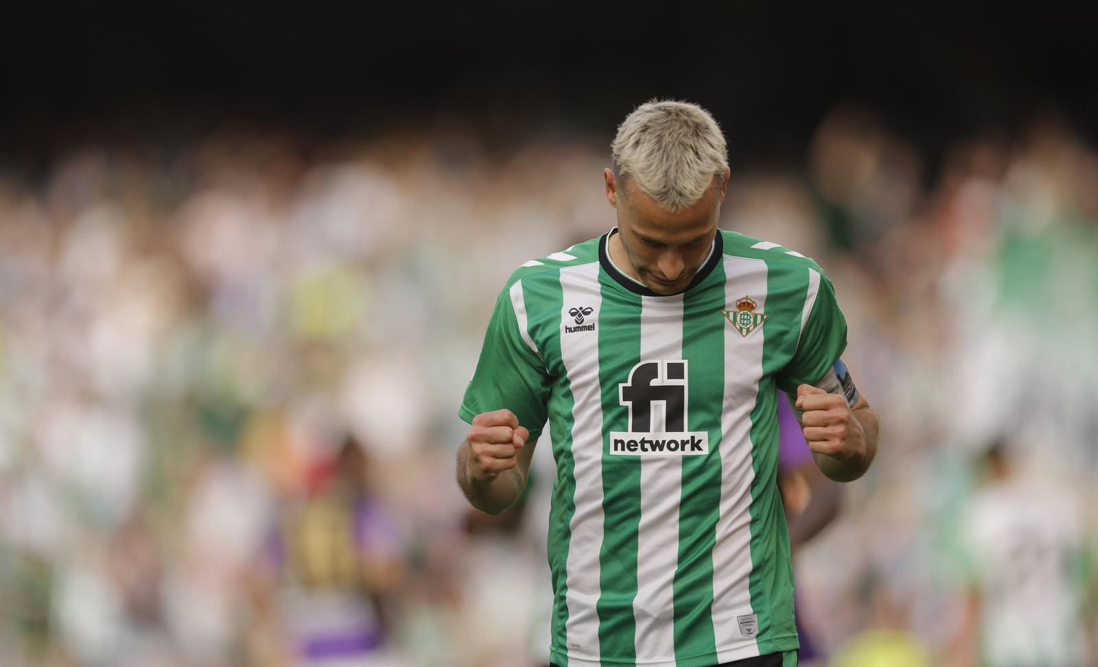 Sergio Canales celebra su gol de penalti ante el Valladolid.