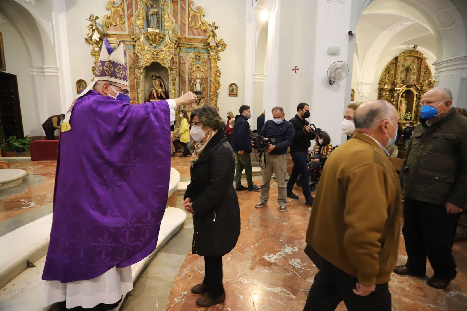 Imágenes de la imposición de cenizas en el inicio de la Cuaresma en la Catedral de Huelva