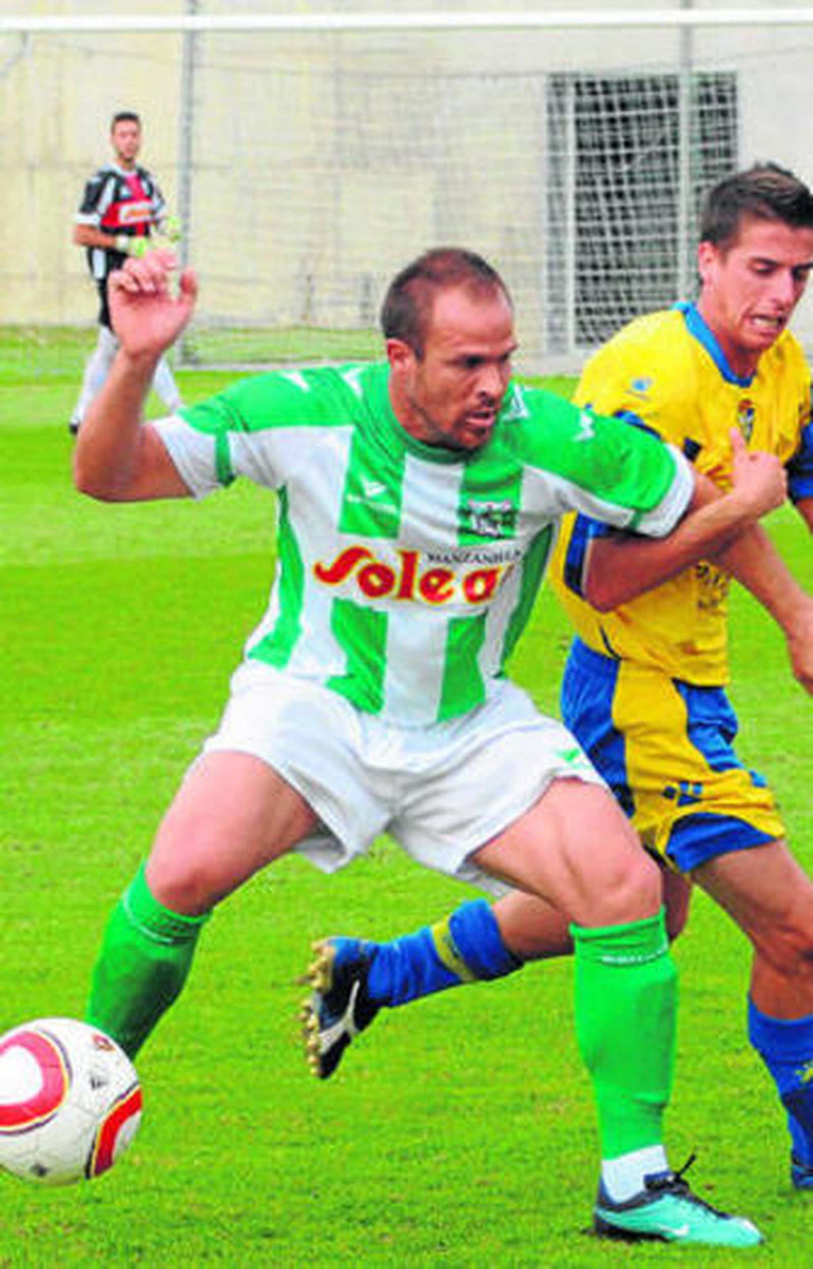 Javi Domínguez fue expulsado por doble amarilla.