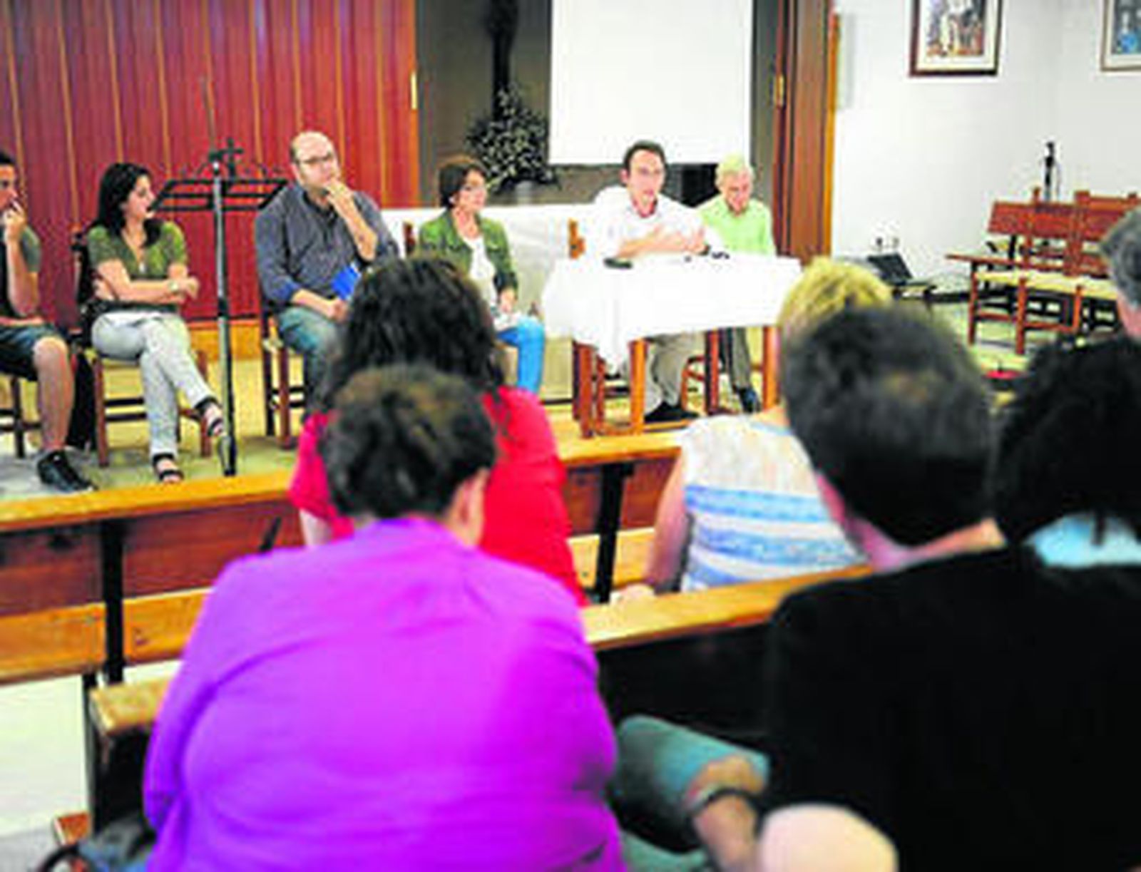 Mesa redonda en la parroquia del Buen Pastor, en la que se abordó la crisis.