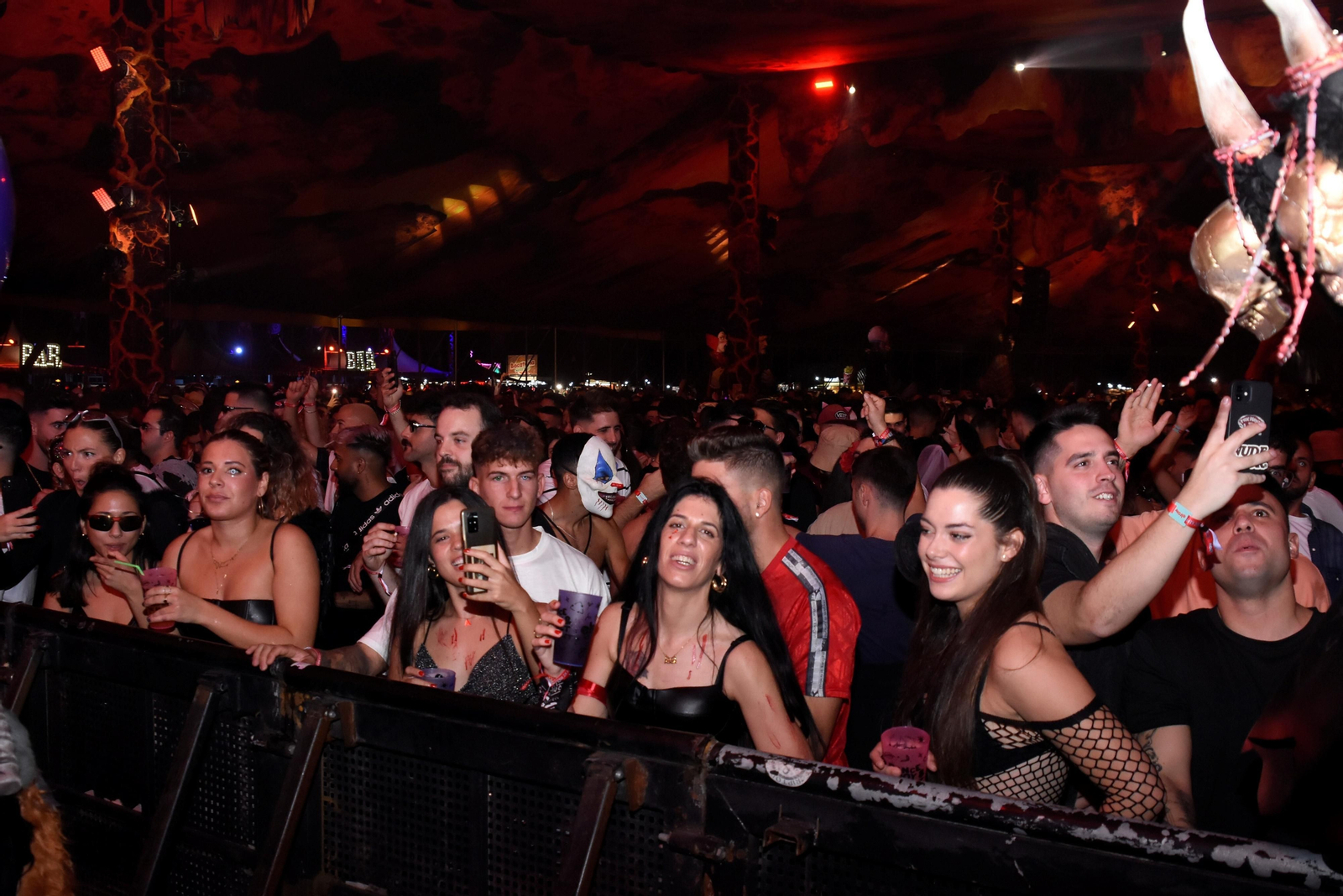 El festival Elrow reúne en Córdoba a miles de personas, en imágenes