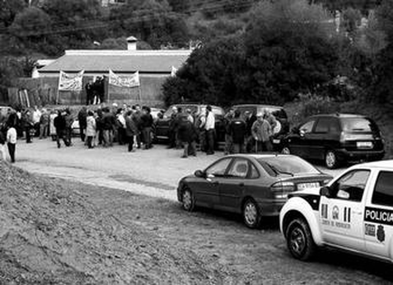 Varias decenas de vecinos se agrupan junto a la casa rural que ayer iba a ser derribada por la Junta de Andalucía en Tavizna, Benaocaz.