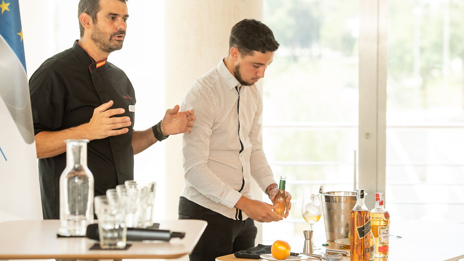 El chef Enrique Sánchez protagonizó un 'showcooking' junto con la colaboración de dos estudiantes del programa de hostelería.