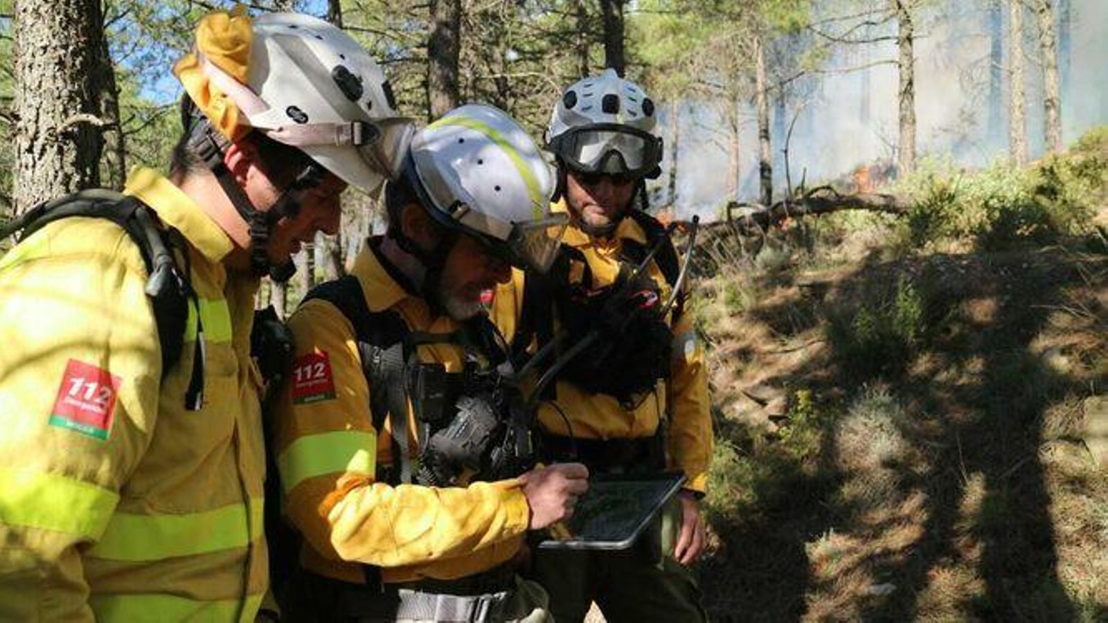 Rafael Yebra, en el centro, durante un operativo del Infoca en Almería