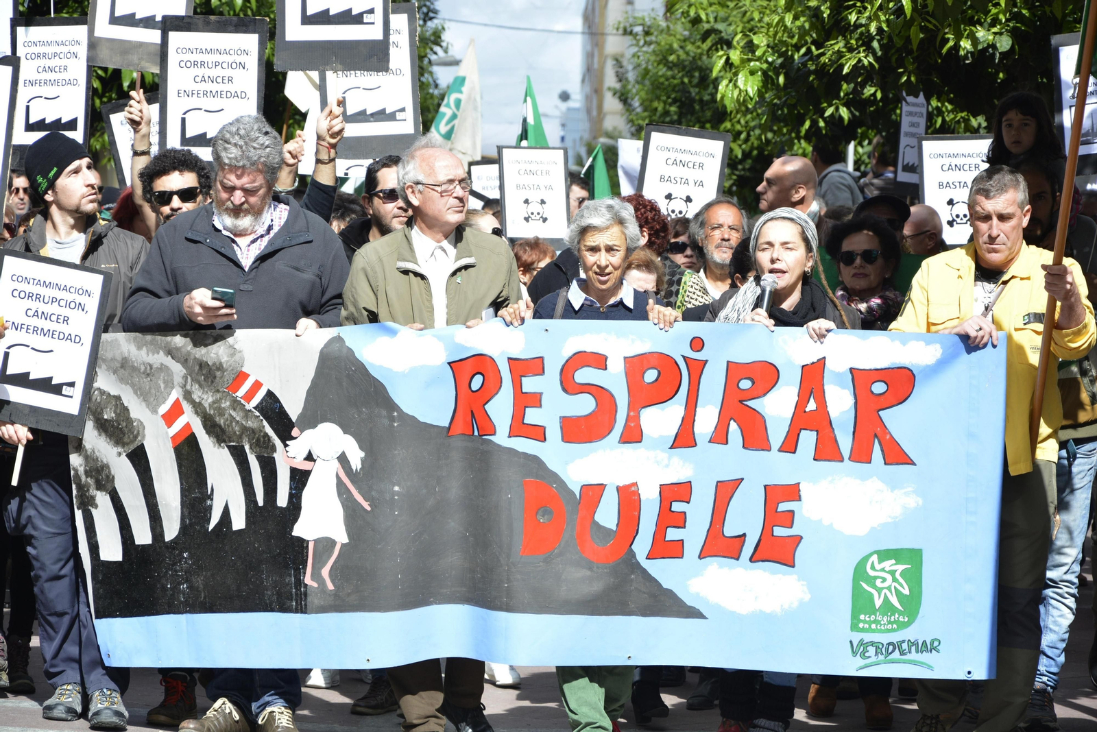 La cabecera de la manifestación de Algeciras, liderada por Juancho López de Uralde y Raquel Ñeco, segundo y quinta por la izquierda, respectivamente.