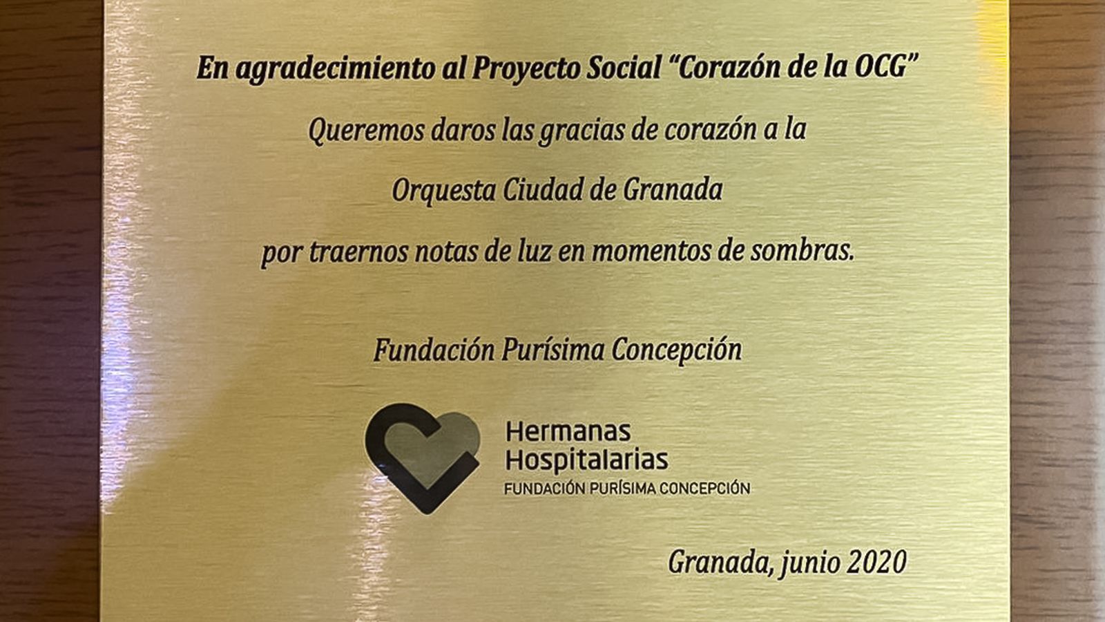 La placa de la residencia en agradecimiento a la OCG.