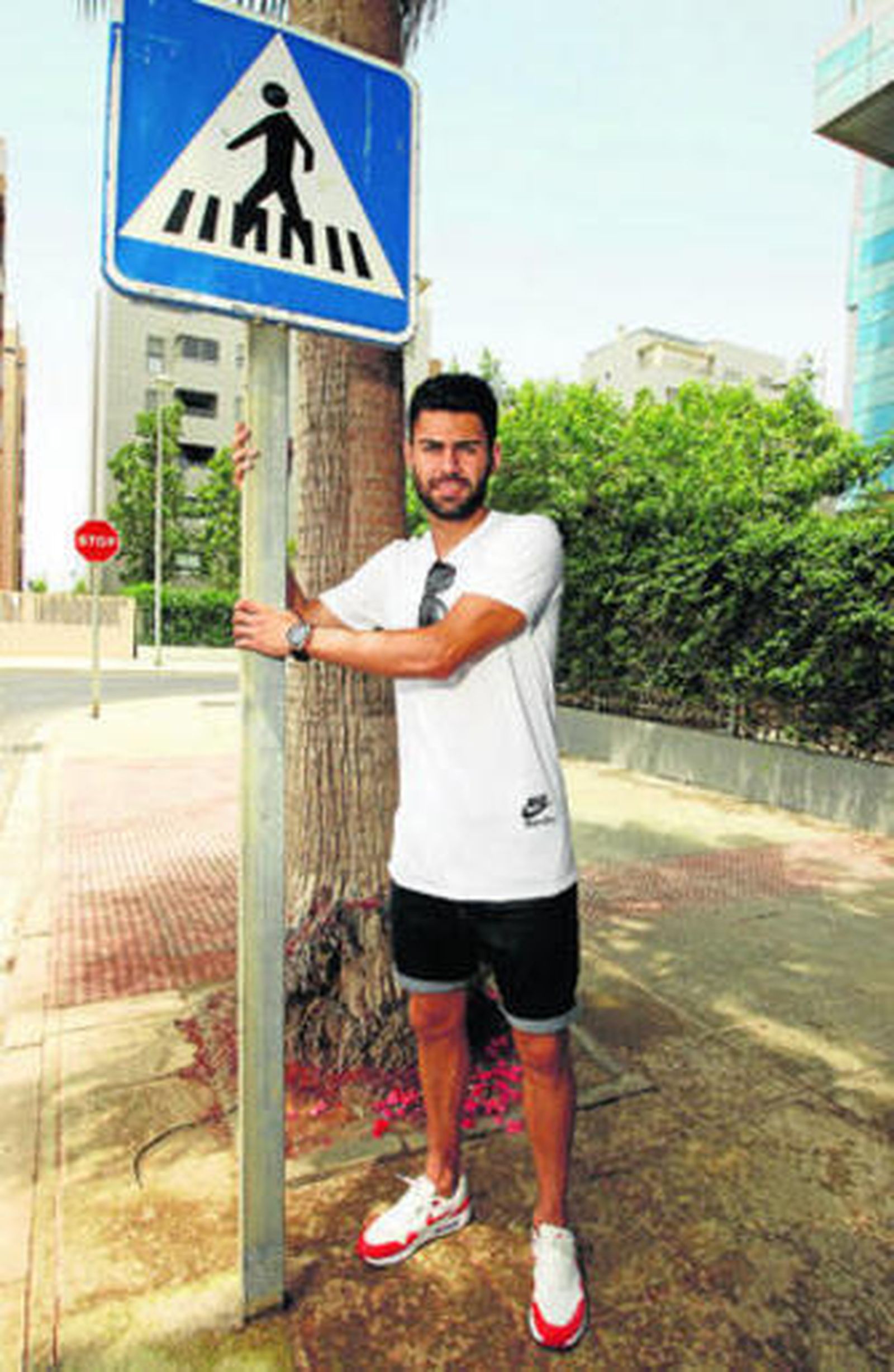 Rubén, ayer ante una señal de paso de peatones. El pidió paso al primer equipo y con esfuerzo lo ha conseguido.