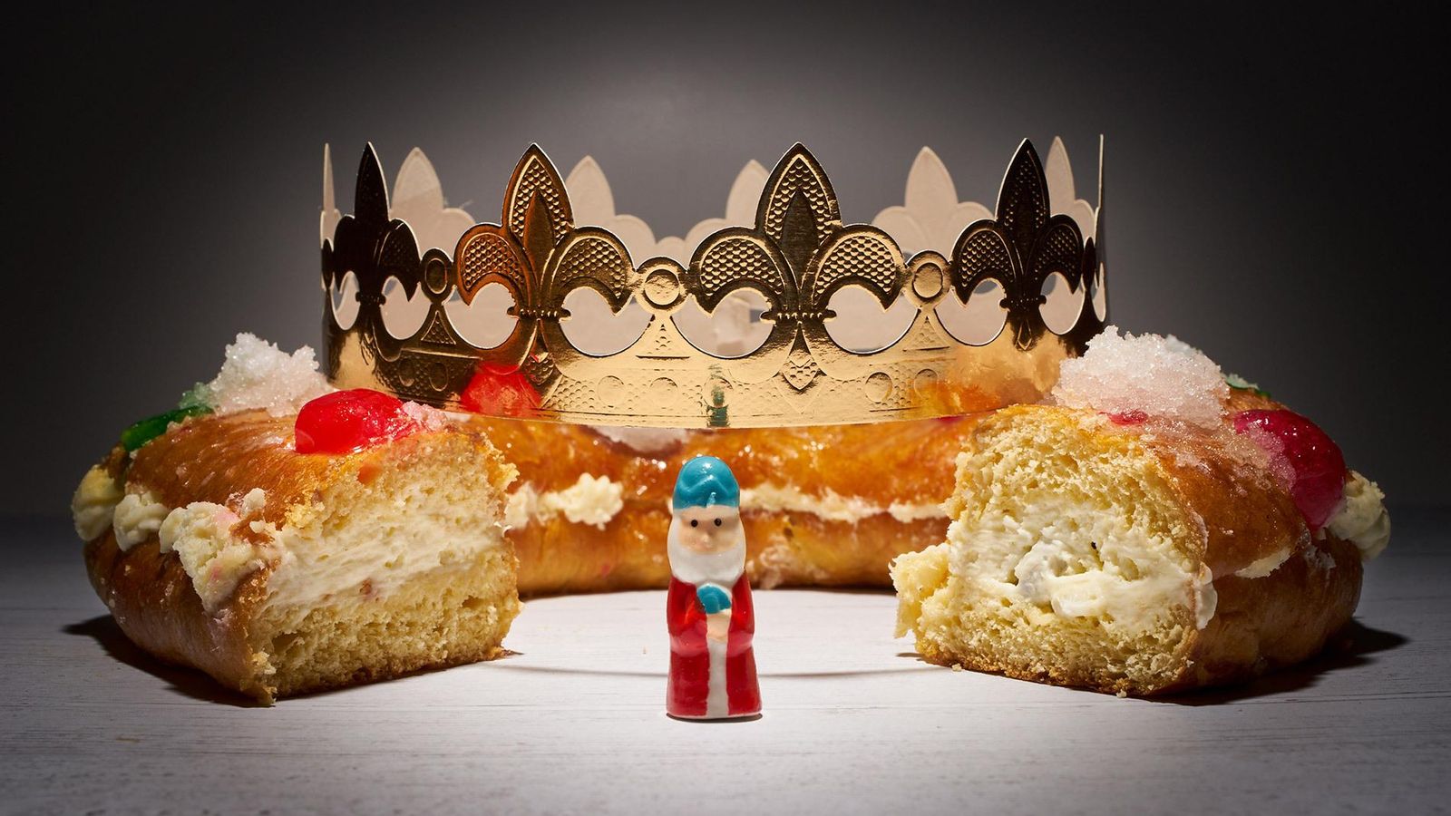 Un roscón de reyes cortado por los extremos