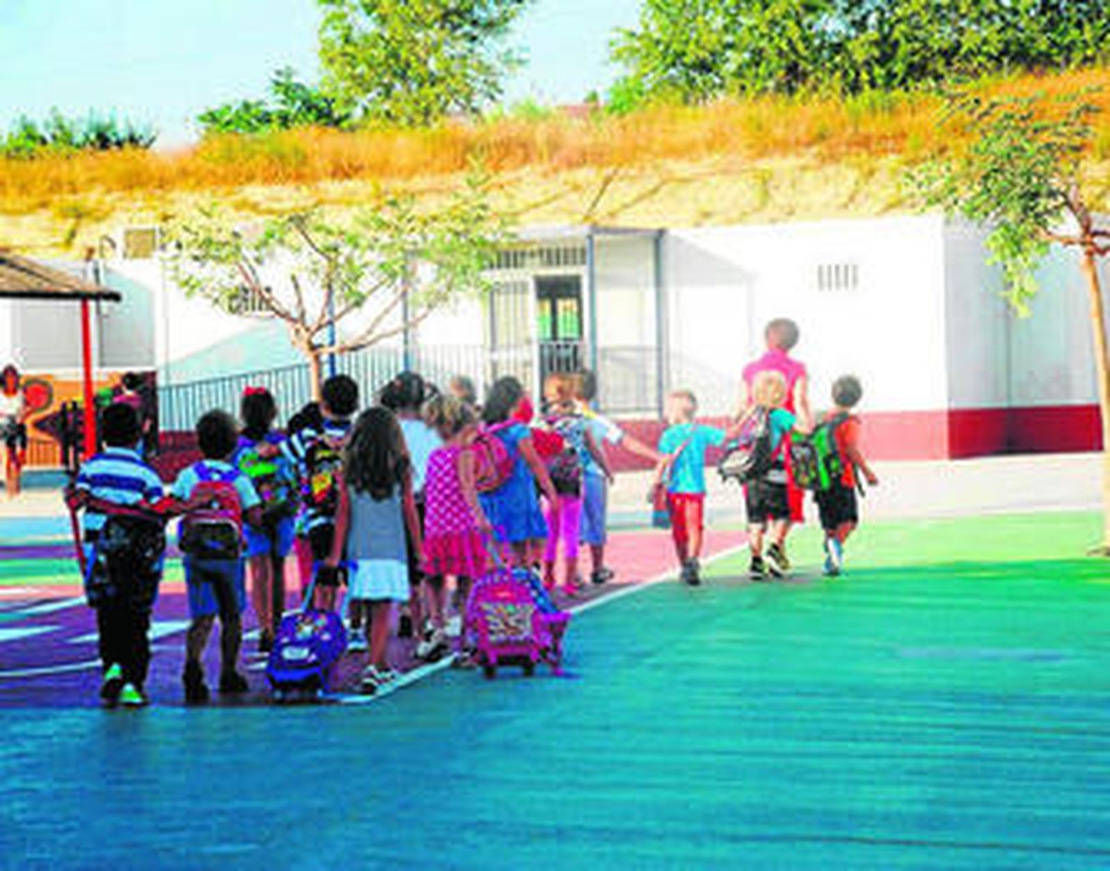 Escolares entran en las aulas prefabricadas del colegio Indira Gandhi.