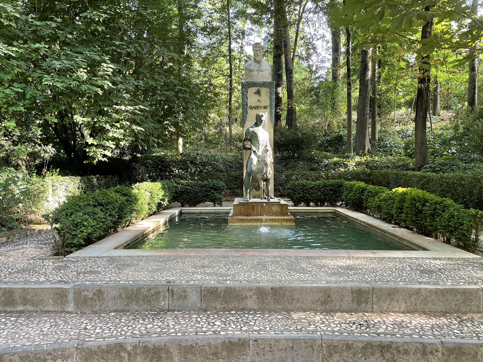 Escultura y fuente dedicada a Ángel Ganivet