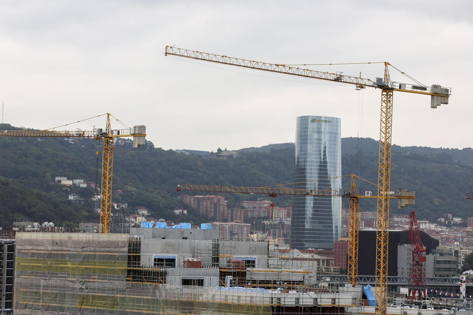 Grúas junto a bloques de viviendas en construcción.