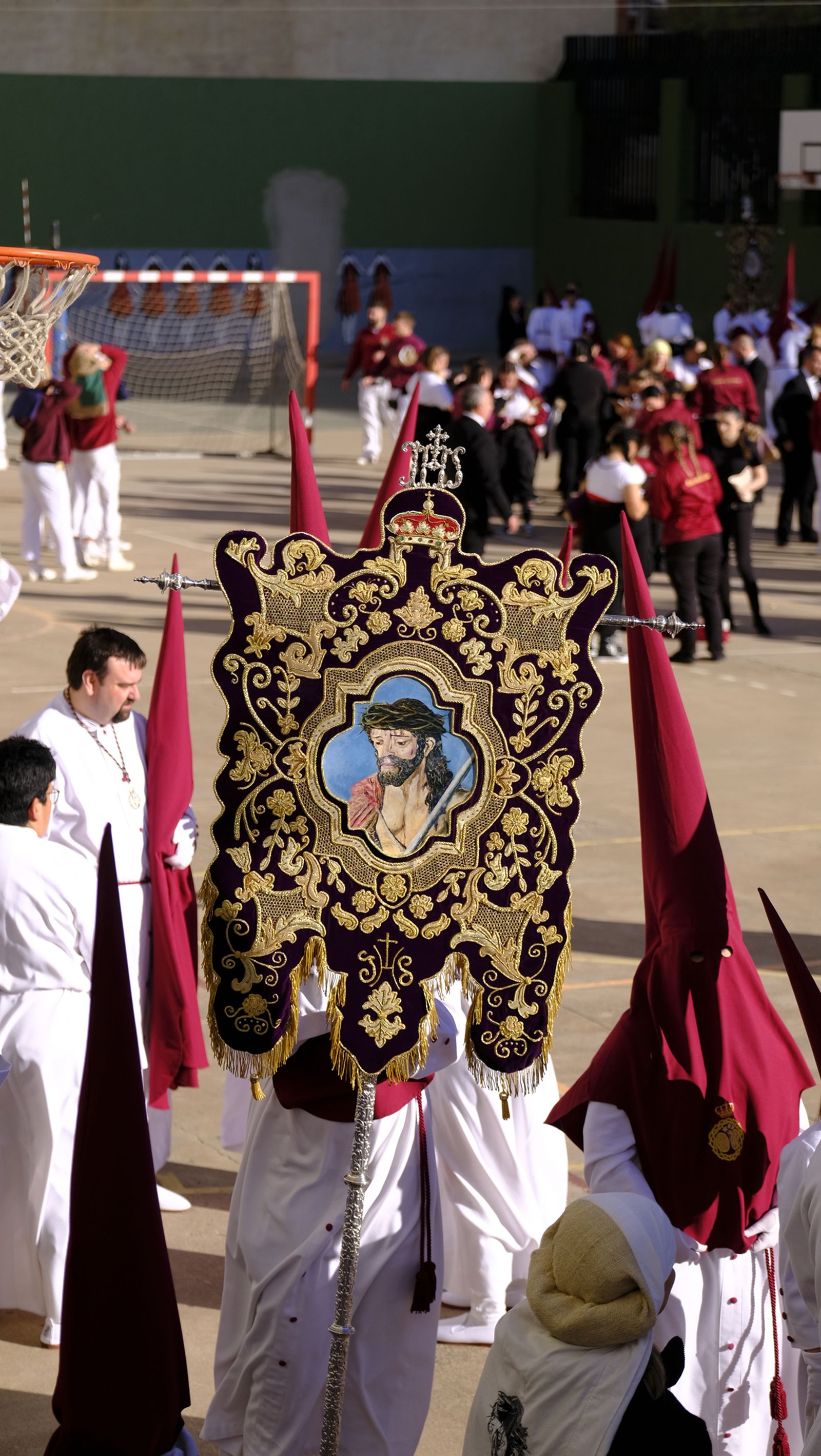 Coronación desaría al viento en su estación de Penitencia