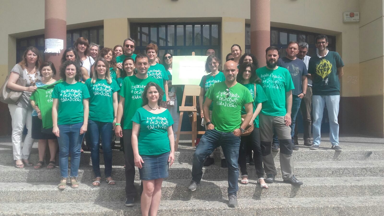 El profesorado del IES Rafael Alberti apoyando a la Institución.