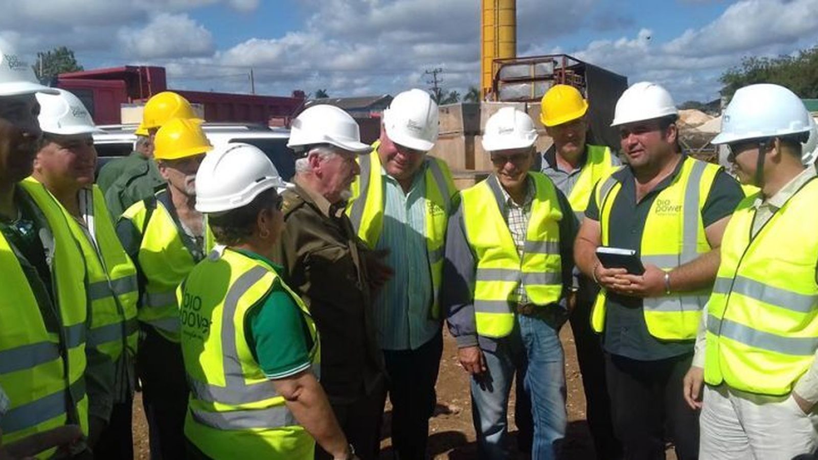 Durante una visita a una de las plantas de producción, con Ramiro Valdés, un histórico de la revolución cubana.
