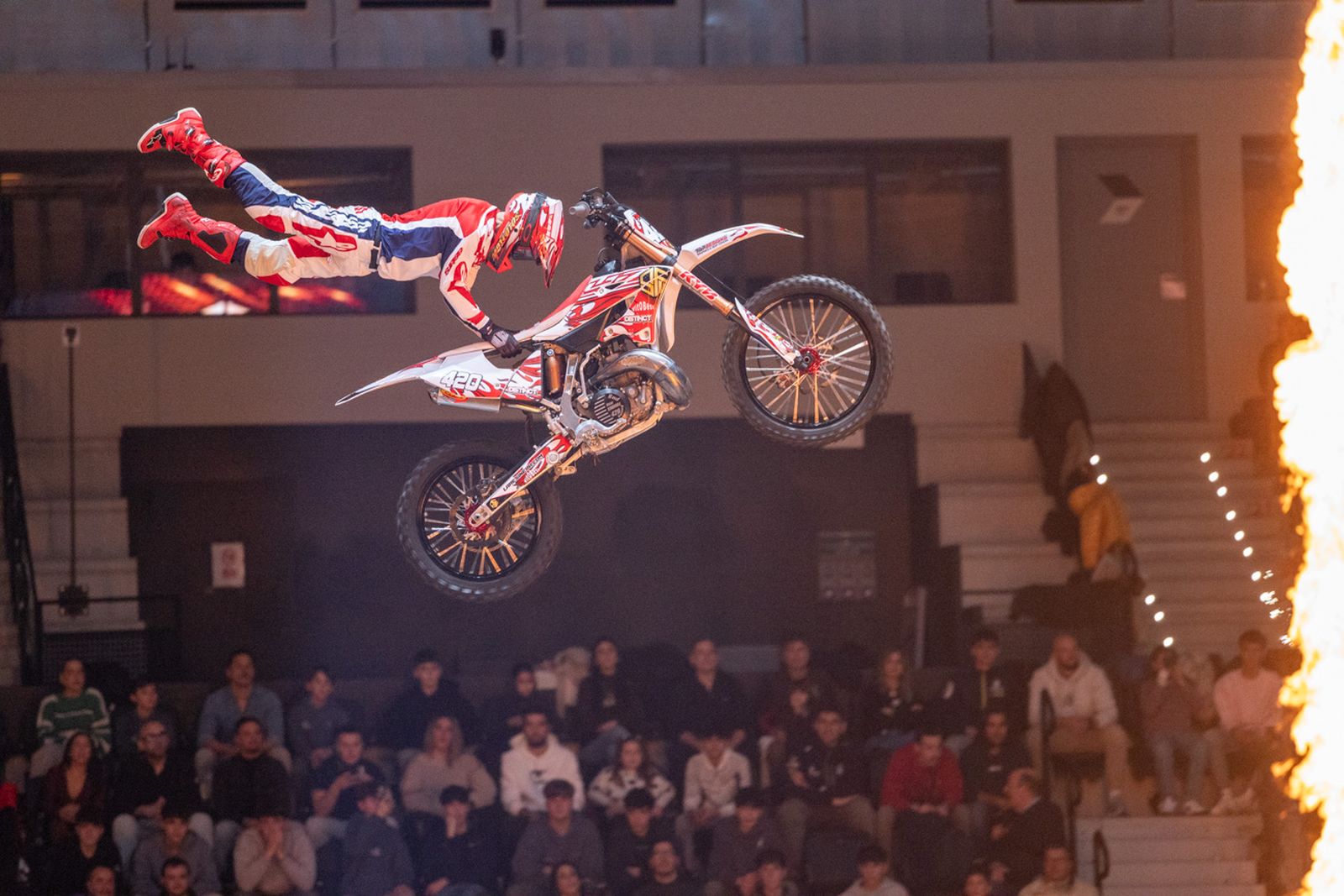 En imágenes: el Olivo Arena vibra con piruetas y motor en estado puro en el Soloflow Freestyle (1)