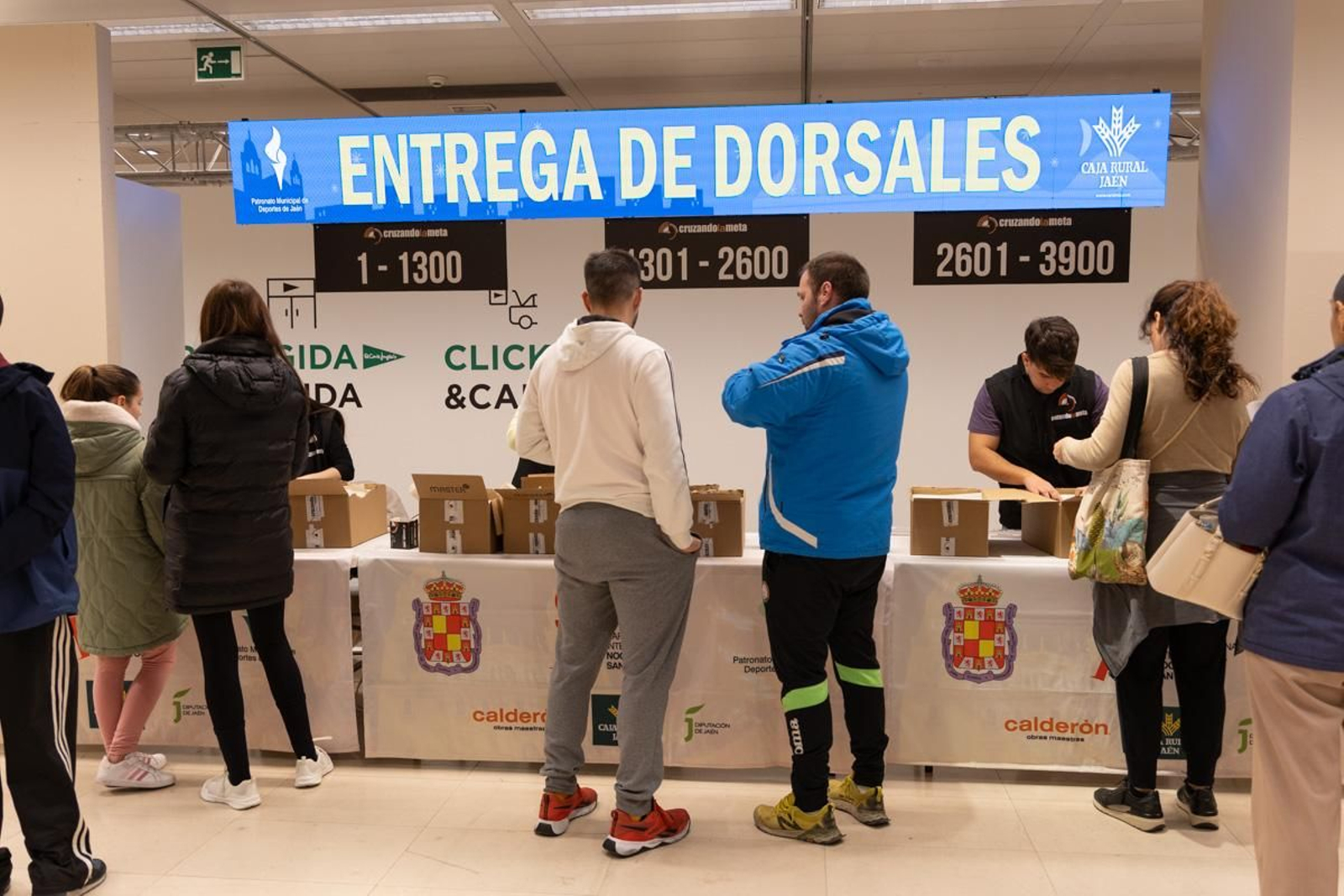 En imágenes: buen ritmo en el inicio de la recogida de dorsales para la Carrera de San Antón