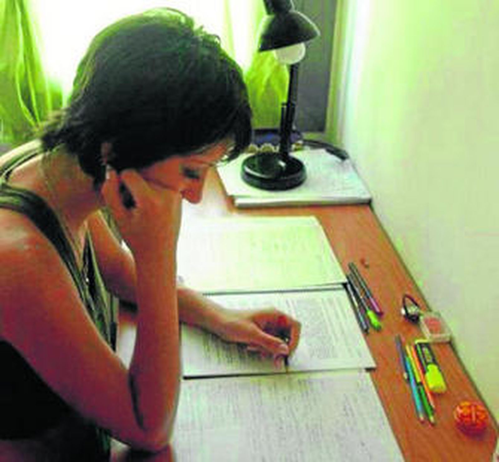 Una joven estudiando los últimos apuntes para los exámenes finales