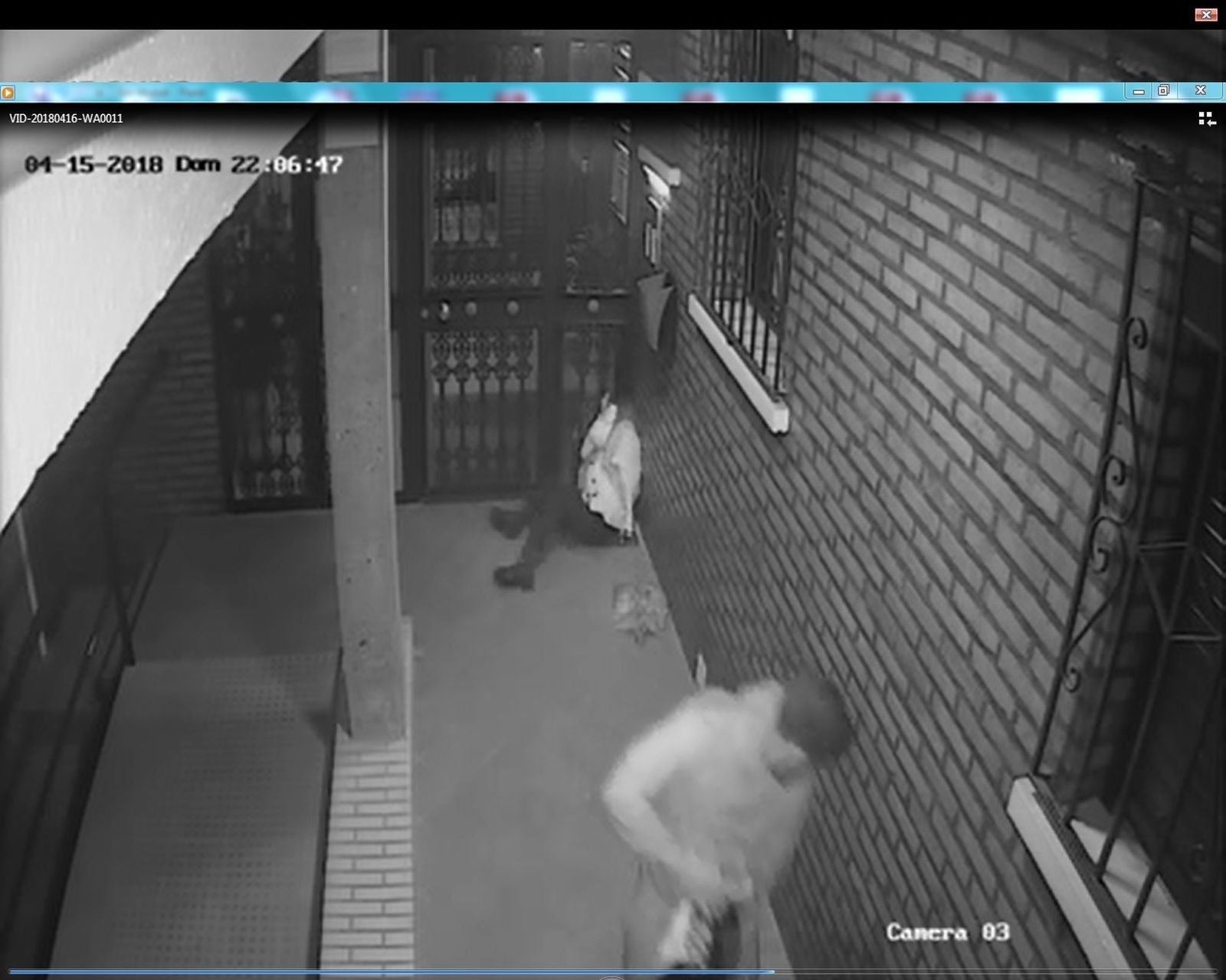 Imagen capturada de la grabación de la cámara de vigilancia, con la víctima en el suelo mientras su agresor huye.