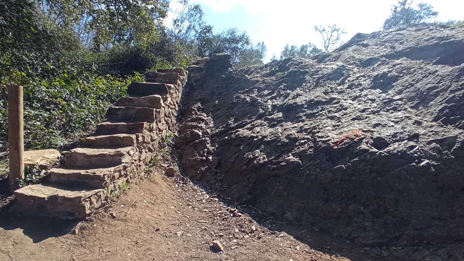 Escalinata en la zona del Bosque de las Letras