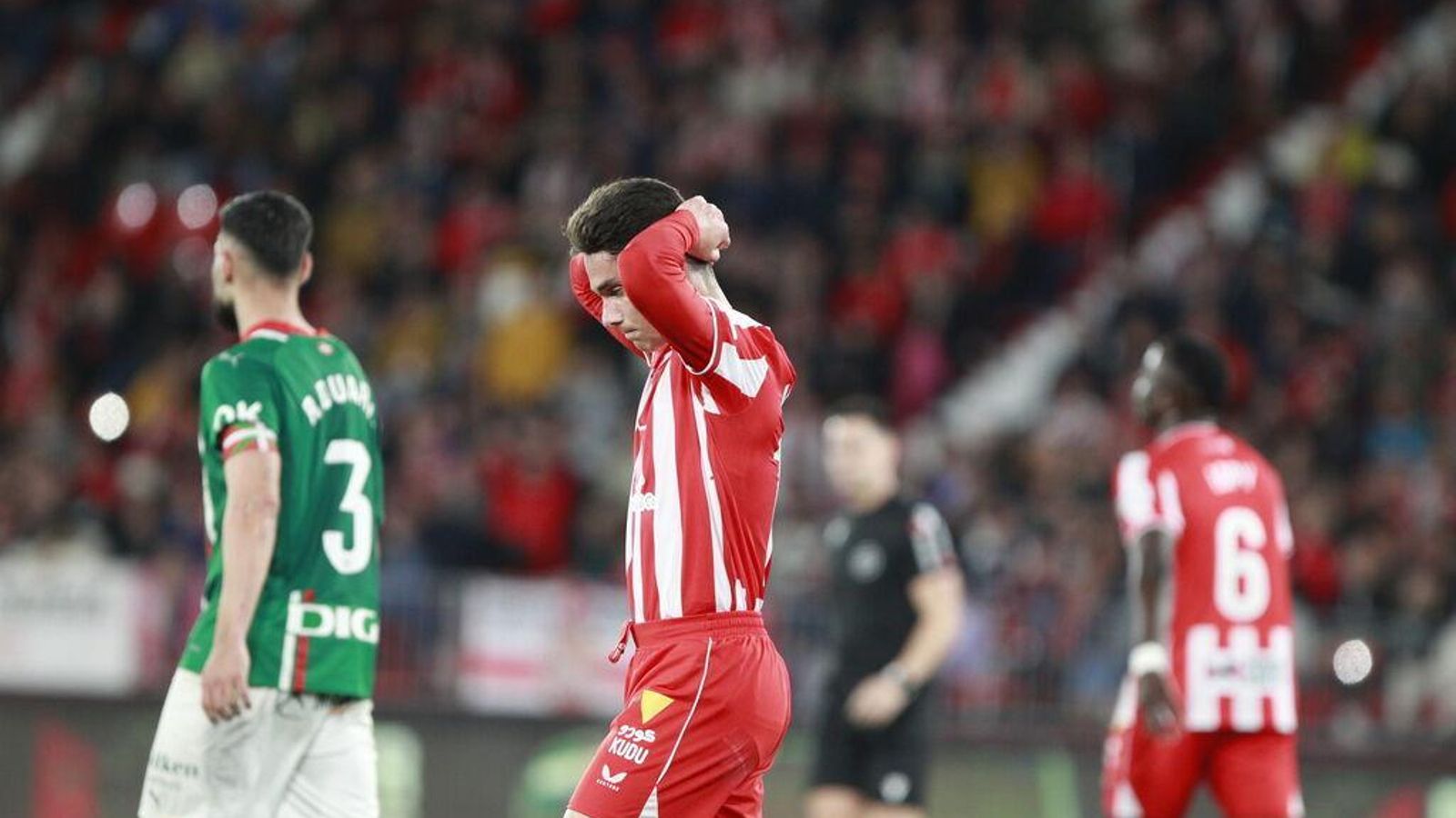 Sergio Arribas se echa las manos a la cabeza tras una acción fallida.