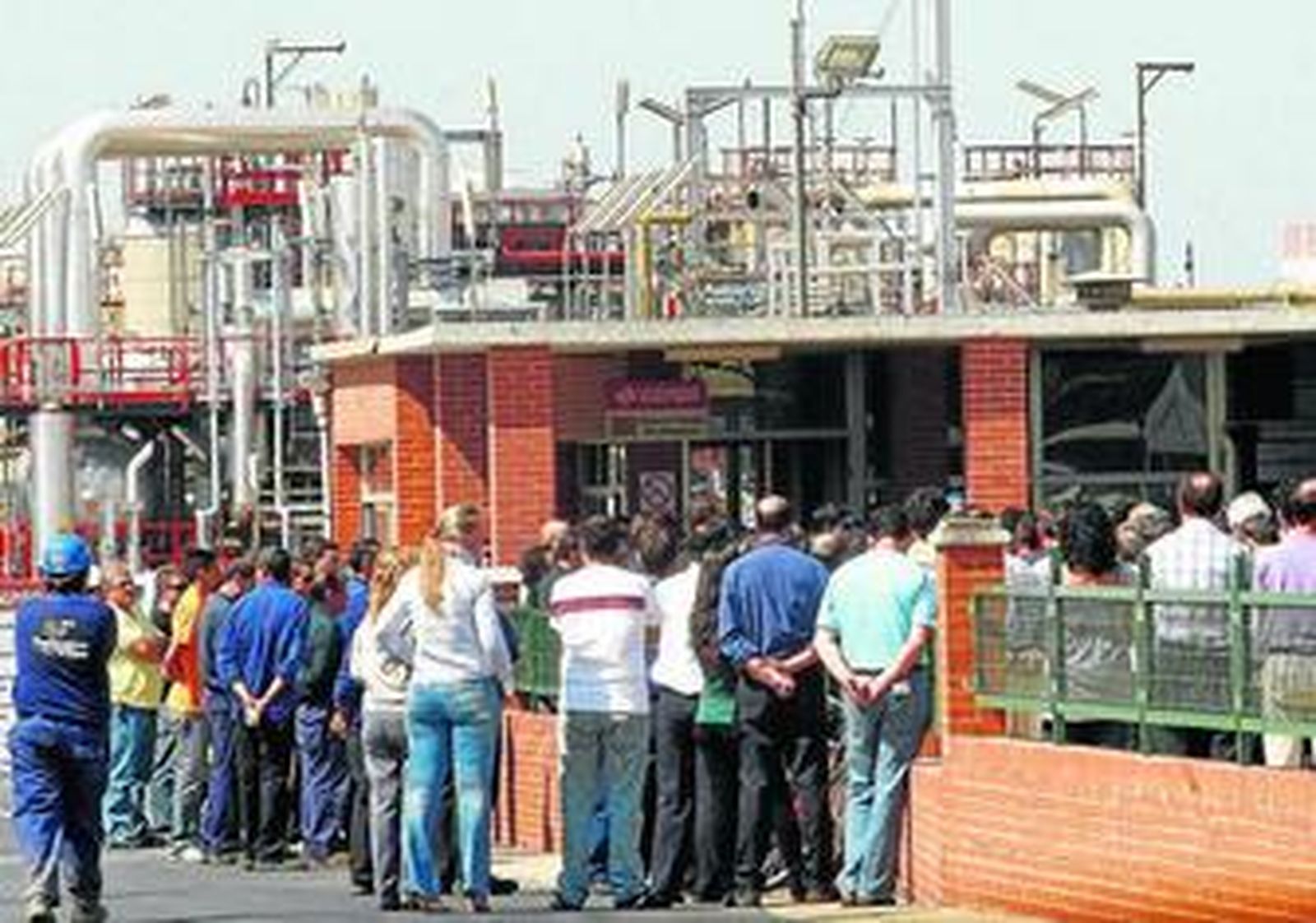 Los trabajadores se concentraron ayer en la refinería en solidaridad con las víctimas del incendio.