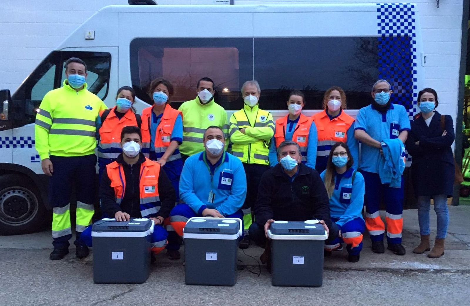 Tres equipos móviles de vacunación frente al Covid del AGS Sur de Sevilla.