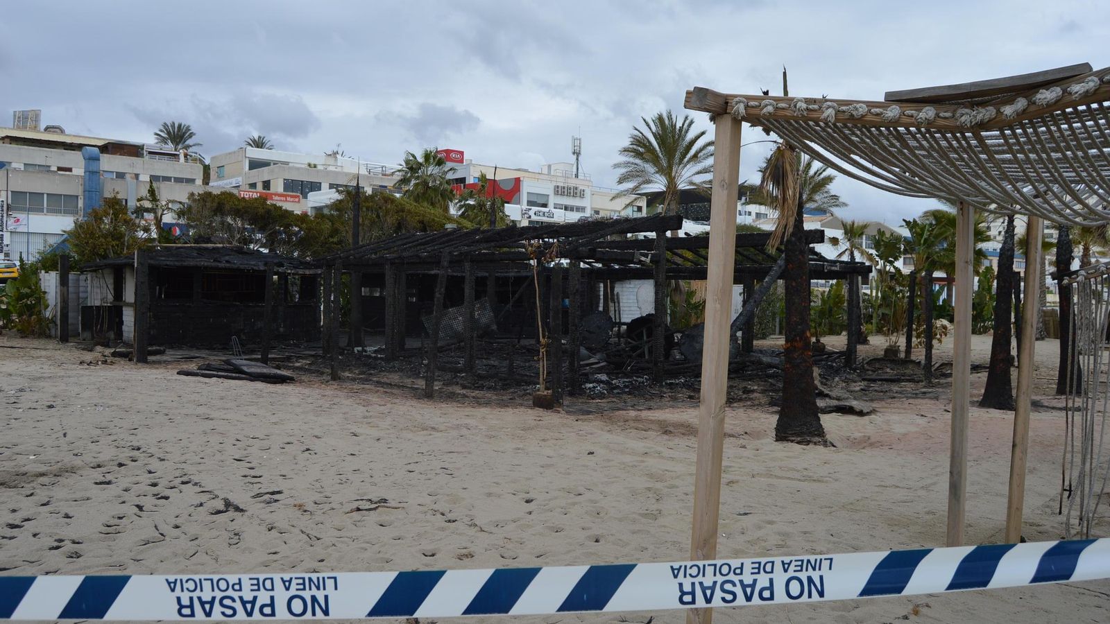 El fuego se propagó por la estructura de madera.