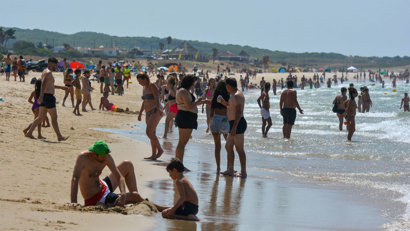 Día de sol y viento en la playa de Bolonia