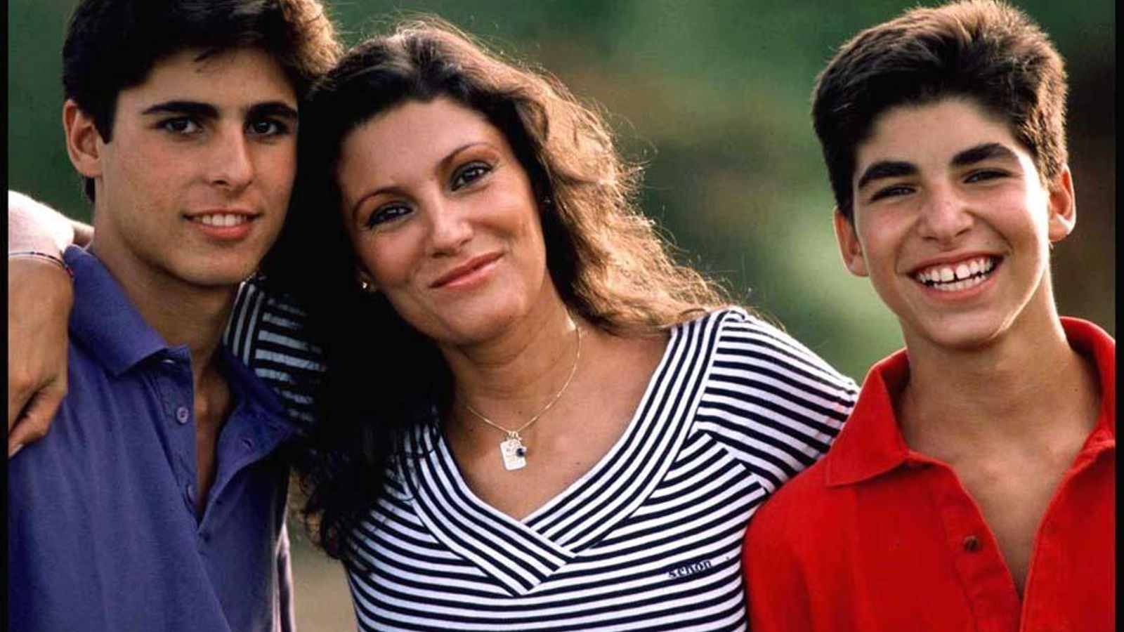 Fran y Cayetano, de adolescentes, con su madre, Carmen Ordoñez.