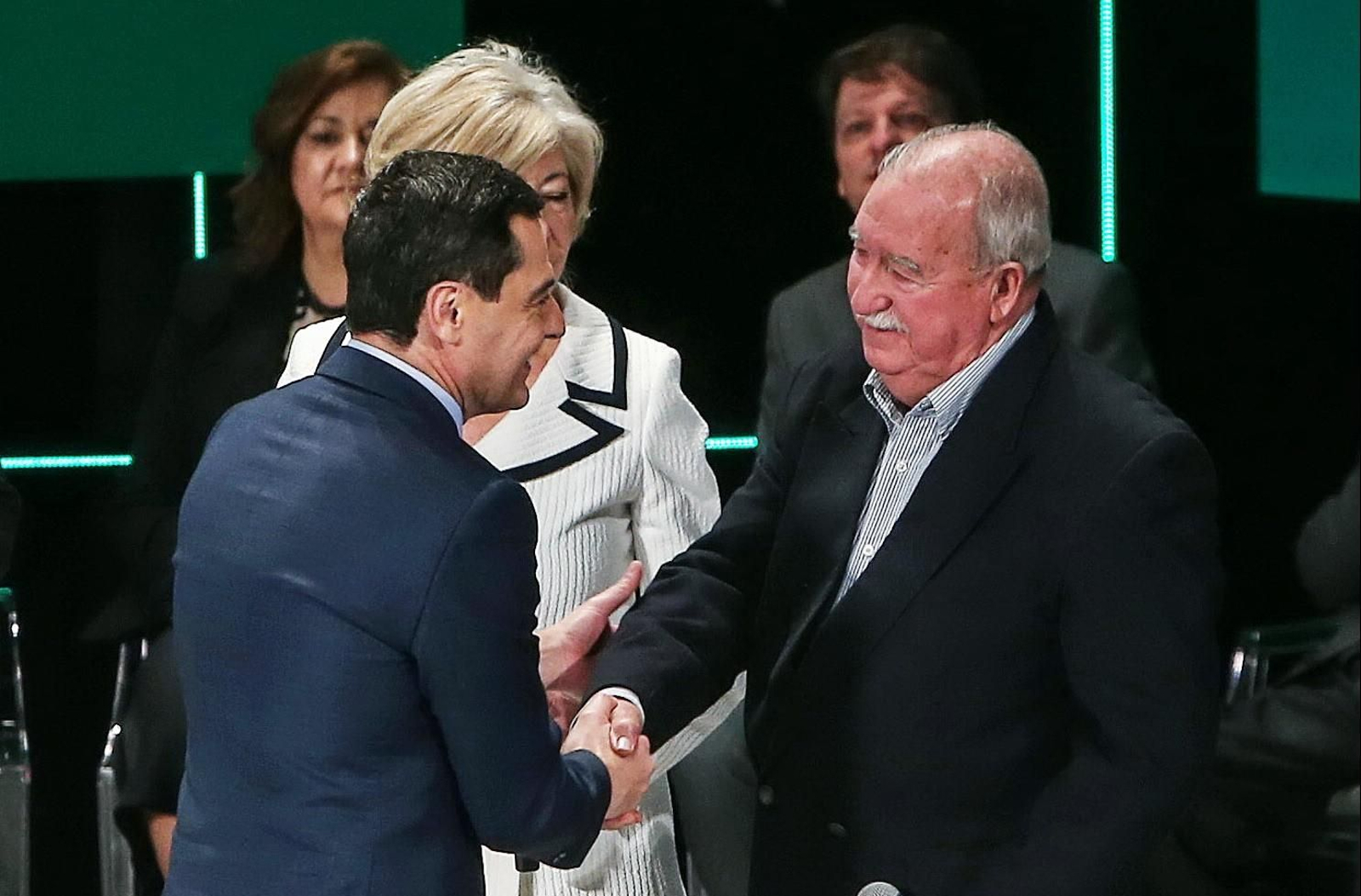 El presidente andaluz, Juanma Moreno, saluda a Pepe Sánchez tras otorgar la medalla de Andalucía al grupo Jarcha. El presidente andaluz, Juanma Moreno, saluda a Pepe Sánchez tras otorgar la medalla de Andalucía al grupo Jarcha.