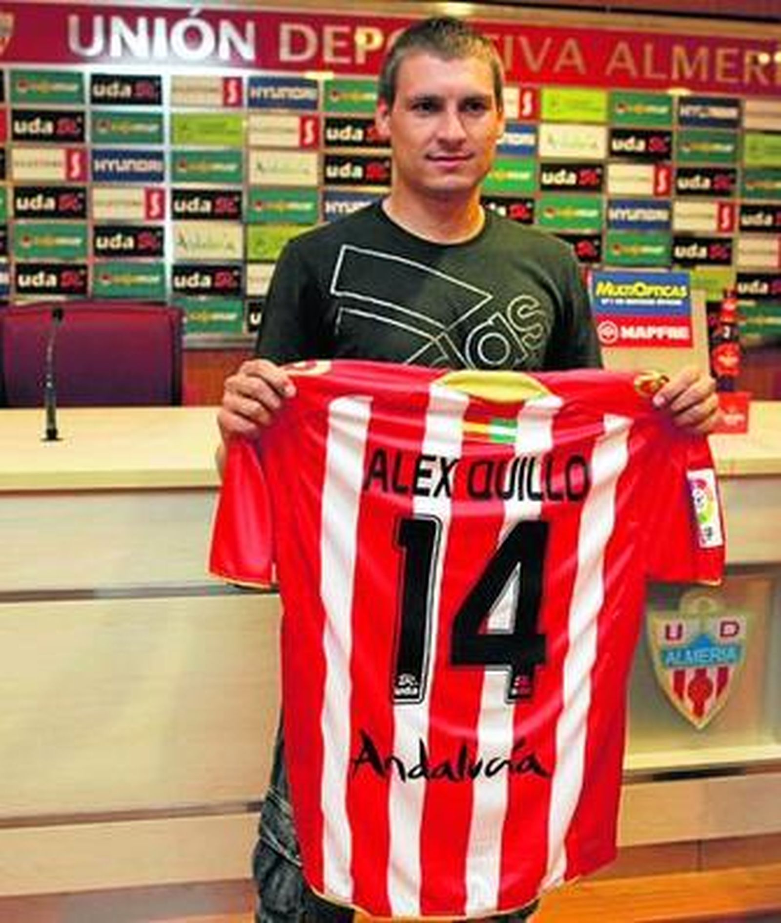 Álex Quillo posa con la camisola del Almería.