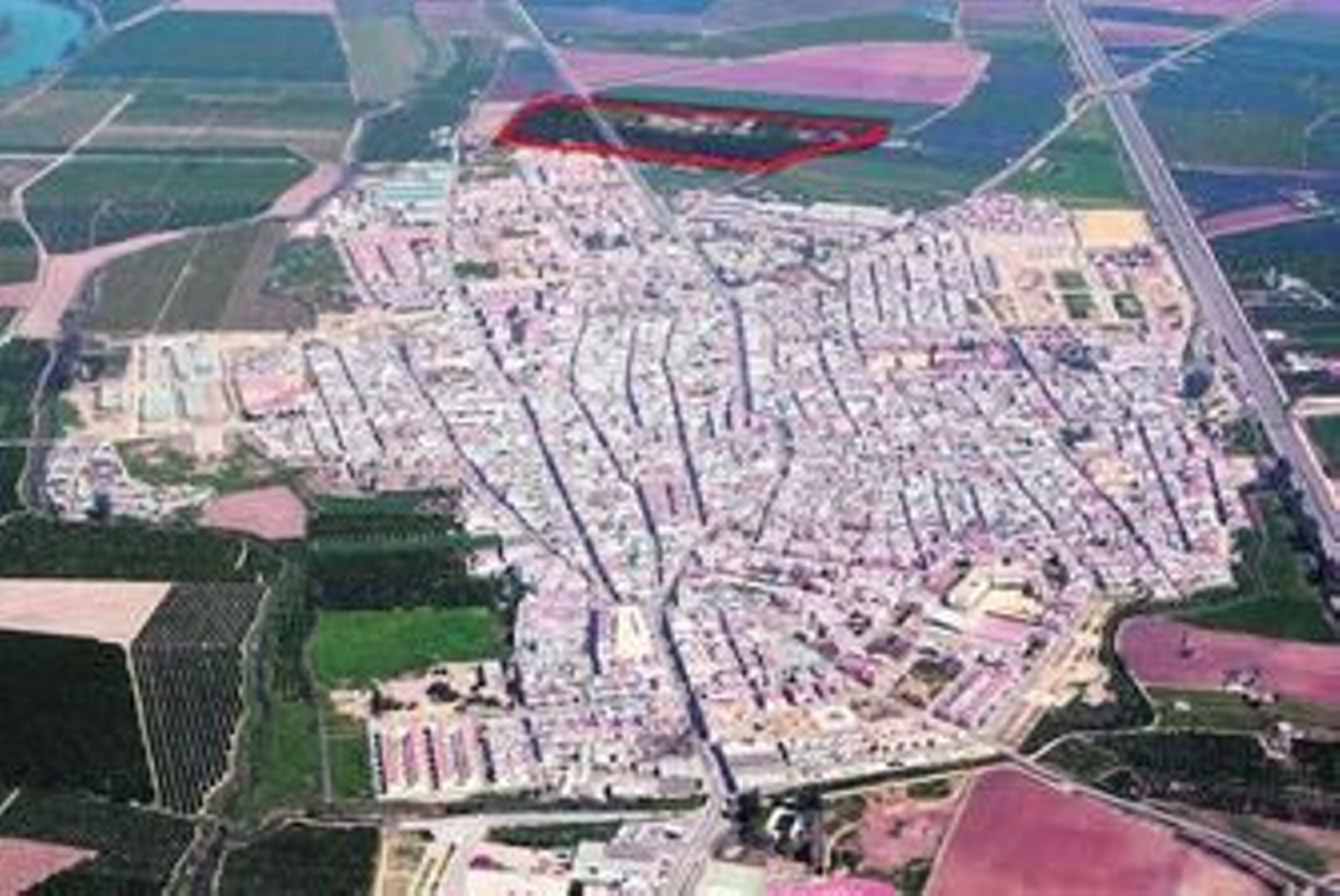 Vista áerea de Brenes sobre la que aparece señalada la zona donde se levantarán las 522 VPO.