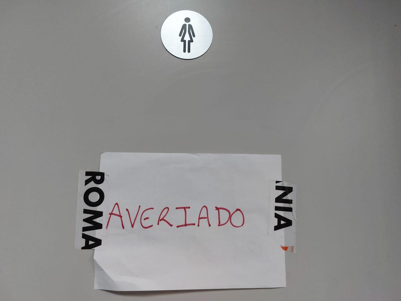 Cartel en el nuevo aseo de mujeres, planta de andenes.